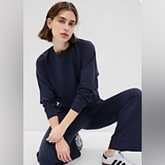 GAP Tops - Gap Long Sleeve Cloud Light Raglan Sweatshirt